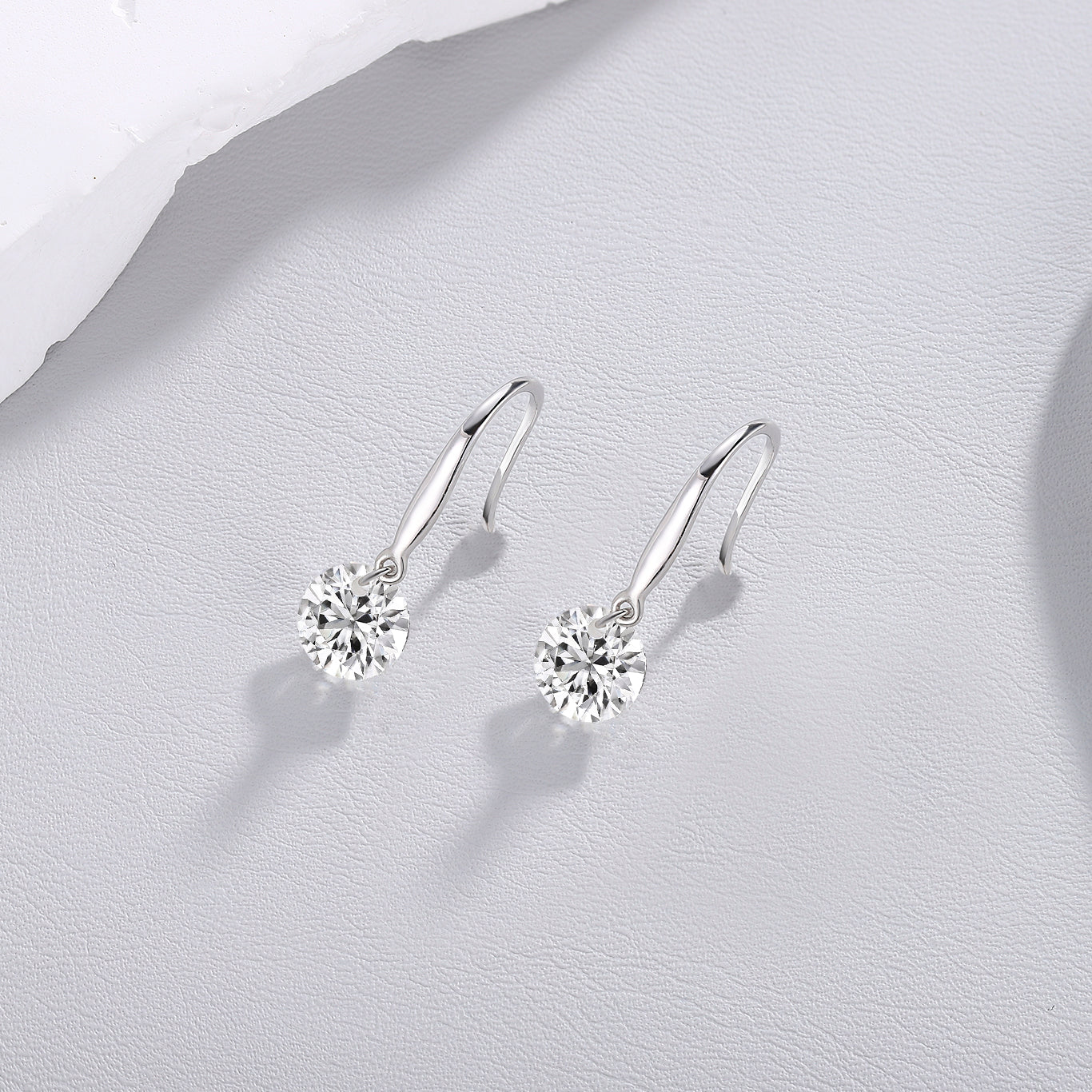 Top-quality Moissanite Luxury And Fashionable Light Luxury Jewelry Silver Stud Earrings S925 Silver Plated Platinum